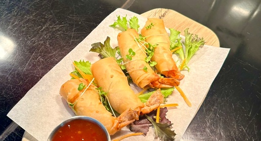 Thai spring rolls with dipping sauce